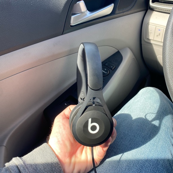 Dr. Dee Beats EP One on ear headphone - Picture 3 of 3